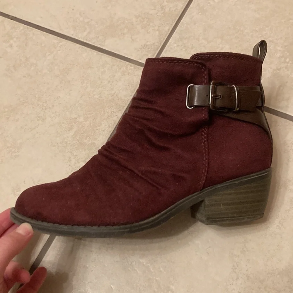 Burgundy colored booties, Soda brand, Size 6 - Picture 3 of 4